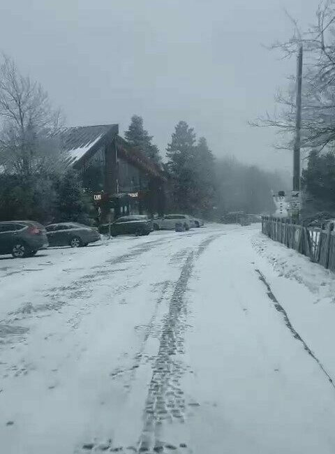 Türkiye’nin önemli kış turizm merkezlerinden Uludağ’da yollar yeniden karla kaplandı.