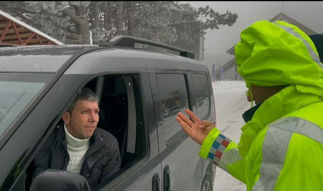 Uludağ’a çıkmak için 300 kilometre yol geldi, kış lastiği takmadığı için geri döndü Tekirdağ’dan ailesiyle birlikte Uludağ’a gelen bir sürücü, yoğun kar yağışına