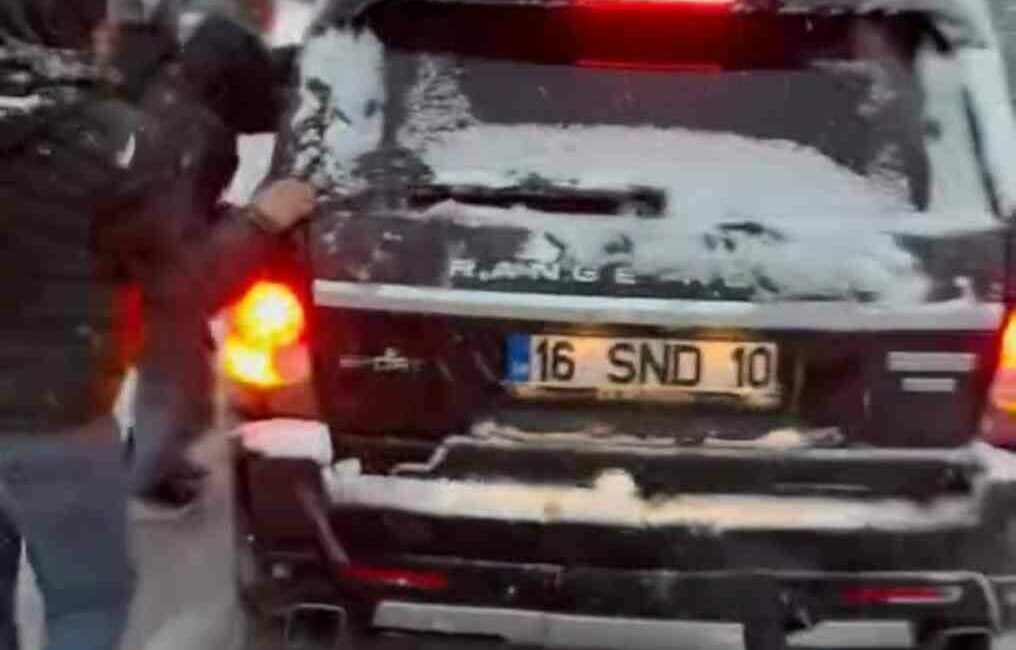Bursa’da Uludağ’dan cipiyle inmek isteyen sürücü, kar ve buzda zor
