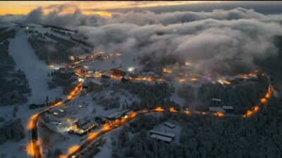 Kar kalınlığının bir metreye ulaştığı Uludağ’da hafta sonu yoğunluğu yaşanıyor.