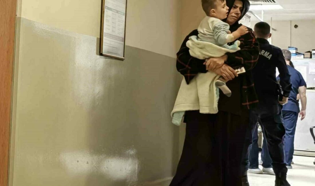 Üzerine sıcak çay devrilen bebek hastanelik oldu Bursa’nın İnegöl ilçesinde üzerine sıcak çay devrilen bebek hastanelik oldu.
