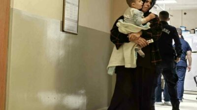 Bursa’nın İnegöl ilçesinde üzerine sıcak çay devrilen bebek hastanelik oldu.