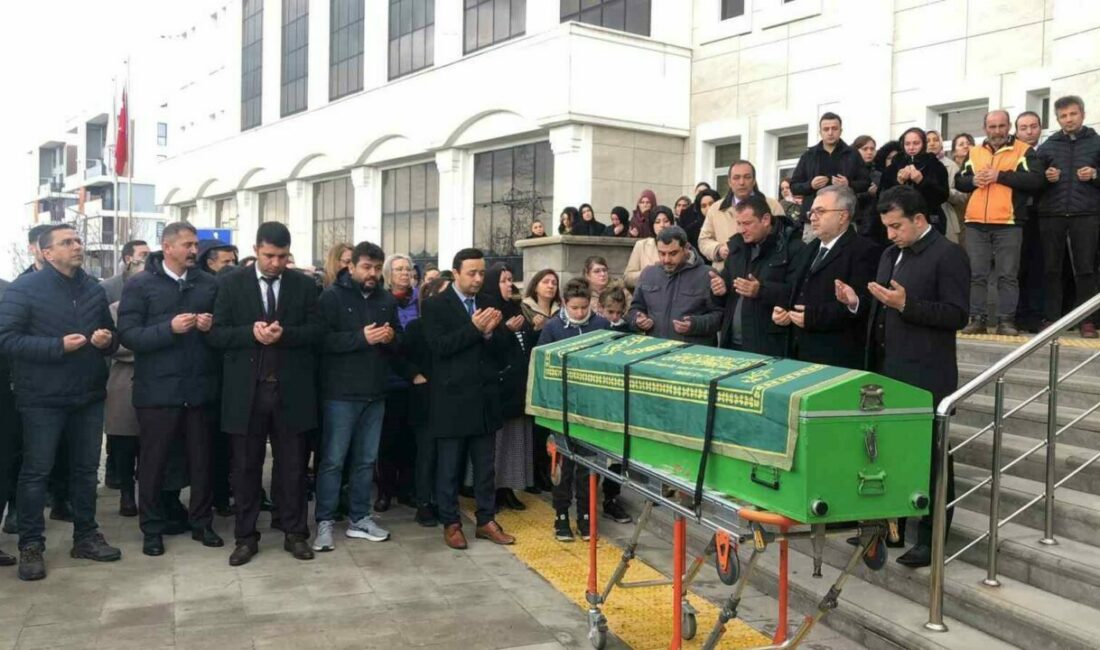 Vefat eden avukat için adliyede tören Bursa’nın Gemlik ilçesinde vefat eden avukat için Adliye Sarayı önünde