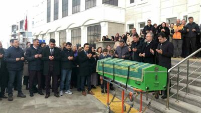 Bursa’nın Gemlik ilçesinde vefat eden avukat için Adliye Sarayı önünde
