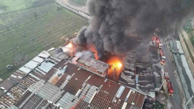 Bursa’da alevlere teslim olan geri dönüşüm fabrikası ve çevresindeki fabrikaların