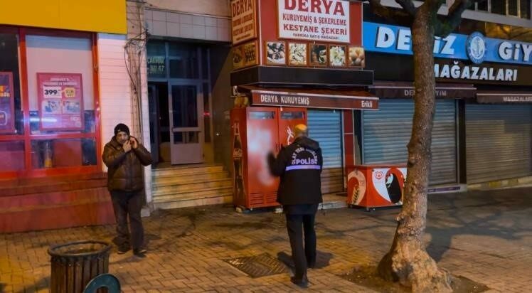 Yangın sonrası havalandırmak için girdikleri odada ceset buldular Bursa’nın Osmangazi ilçesinde bir iş hanında çıkan yangın, itfaiye ekiplerince