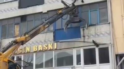 Bursa’da bir işyerinde çıkan yangın sonrası mahsur kalan vatandaş camdan