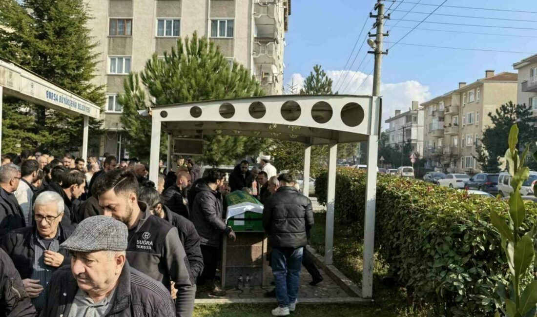 Yarım saat arayla kalp krizi geçirerek hayatını kaybeden çift, toprağa verildi Bursa’nın İnegöl ilçesinde yarım saat arayla kalp krizi geçiren 30
