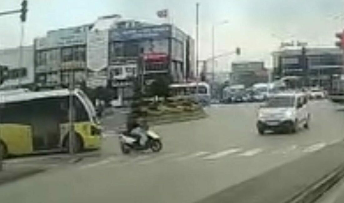 Yaya geçidini kullanan motosiklete otomobil çarptı: 1 yaralı Bursa’da yaya geçidinden geçmek isteyen motosiklete otomobil çarptı. O anlar