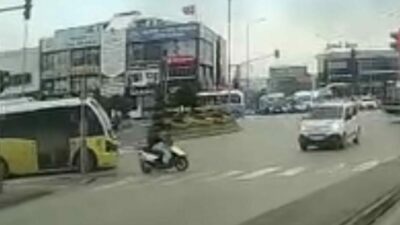 Bursa’da yaya geçidinden geçmek isteyen motosiklete otomobil çarptı. O anlar