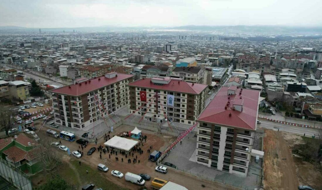 Yıldırım’ın bir yanında temel atma diğer yanında anahtar teslimi Bursa’da dirençli şehir hedefiyle birçok kentsel dönüşüm projesine imza atan