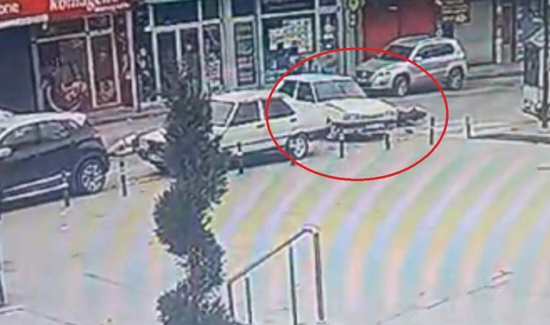 Yola aniden çıkan otomobile motosiklet çarptı, sürücü havada savruldu Bursa’da seyir halindeki motosiklet dönüş yapmak için yola çıkan otomobile