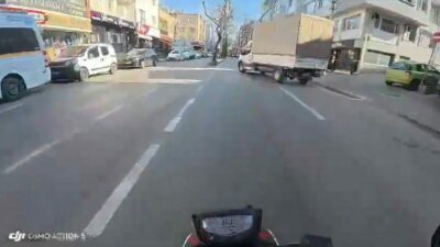 Bursa’da cadde üzerinde ilerleyen motosikletli, yola aniden çıkan kamyonete çarpmamak