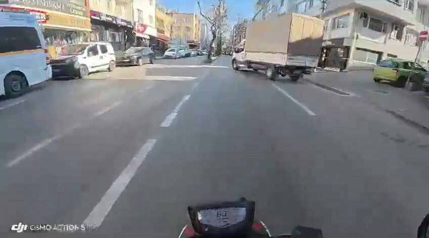 Yola çıkan kamyonete çarpmamak için manevra yaptı, ters yöne girip otobüse çarptı Bursa’da cadde üzerinde ilerleyen motosikletli, yola aniden çıkan kamyonete çarpmamak