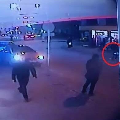 Yola kaçan topunu almak isteyen çocuğa araç çarptı…. O anlar kamerada Bursa’nın İznik ilçesinde yola fırlayan topunu almak isteyen 9 yaşındaki