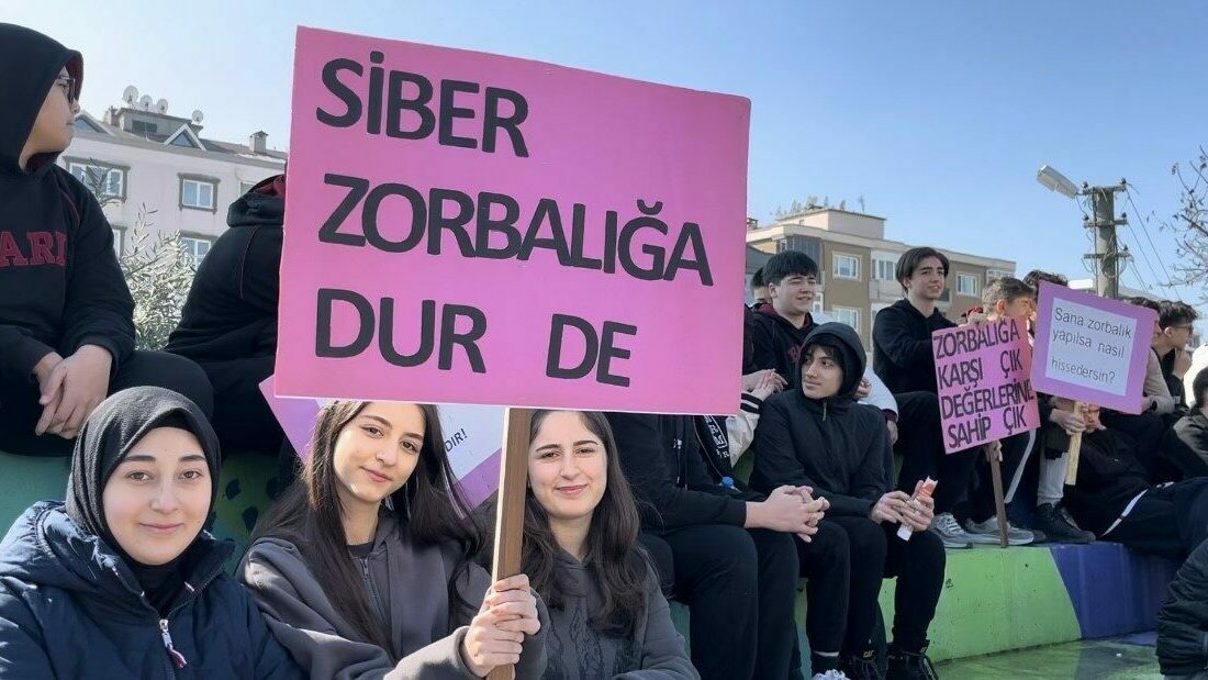Yüzlerce öğrenci akran zorbalığıyla mücadele için yürüdü: “Zorbalık, suskunlukla büyür” Bursa’nın Nilüfer ilçesinde yüzlerce öğrenci, son dönemde artan akran zorbalığına