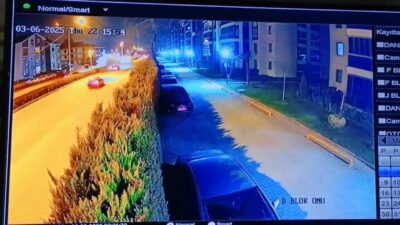 Bursa’nın İnegöl ilçesinde meydana gelen kazada 3 otomobil çarpıştı, 2