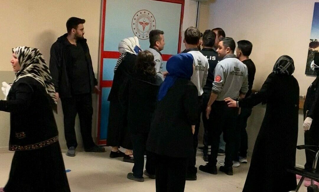 Bursa’nın İnegöl ilçesinde oyun oynarken merdiven boşluğuna düşen 3 yaşındaki