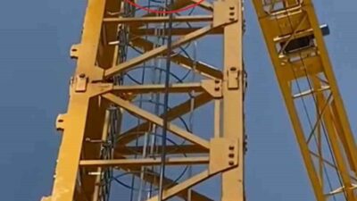 Bursa’da 50 metrelik kule vincin tepesinde iftar öncesi fenalık geçiren