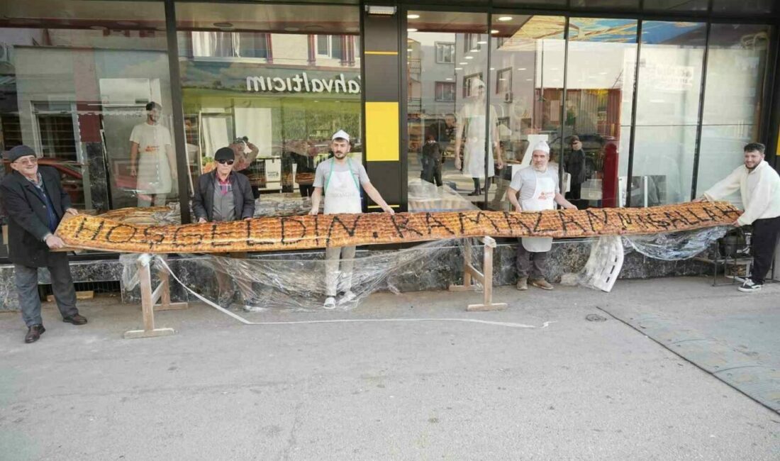 7 metrelik pide görenleri hayrete düşürdü Bursa’da 20 yıldır fırıncılık yapan Subay Özçelik, Ramazan ayının ilk