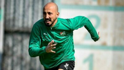 Bursaspor’un 37 yaşındaki tecrübeli ismi Ahmet İlhan Özek, Kuşadasıspor maçında
