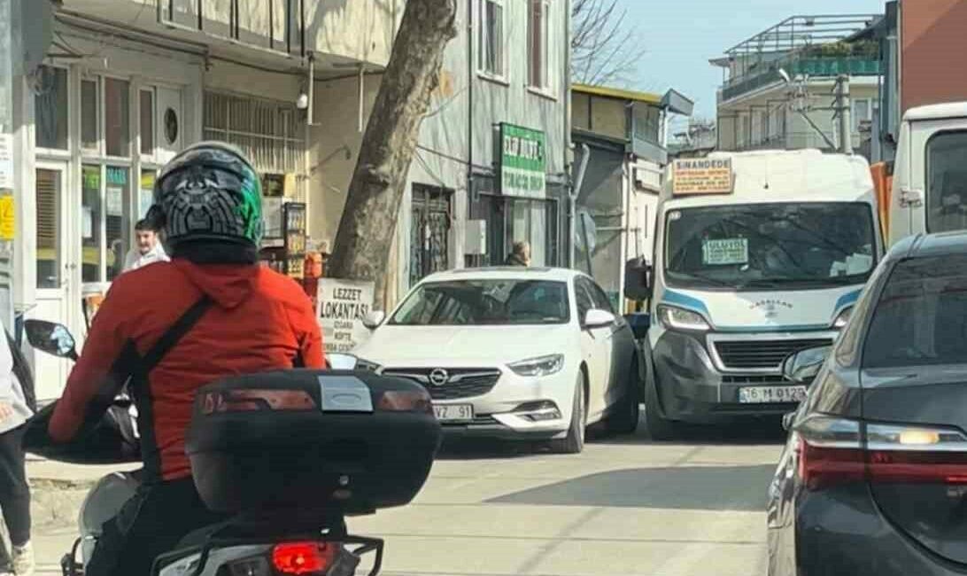 Aracı yola bırakıp gitti, metrelerce araç trafiği oluştu Bursa’da iki şeritli yola aracını park edip giden sürücü, metrelerce