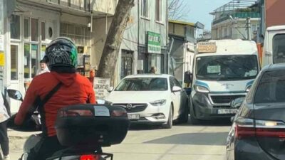 Bursa’da iki şeritli yola aracını park edip giden sürücü, metrelerce