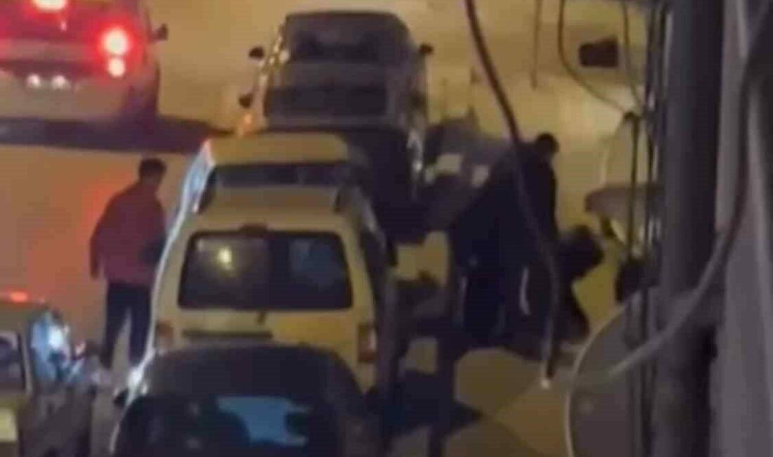 Aralarına aldığı kişiyi böyle darp ettiler Bursa’da iki kişi arasında çıkan sözlü tartışma kavgaya döndü. Tarafların