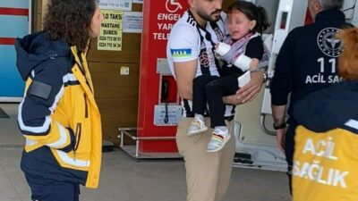 Bursa’nın İnegöl ilçesinde balkondan düşen 3 yaşındaki çocuk ağır yaralandı.