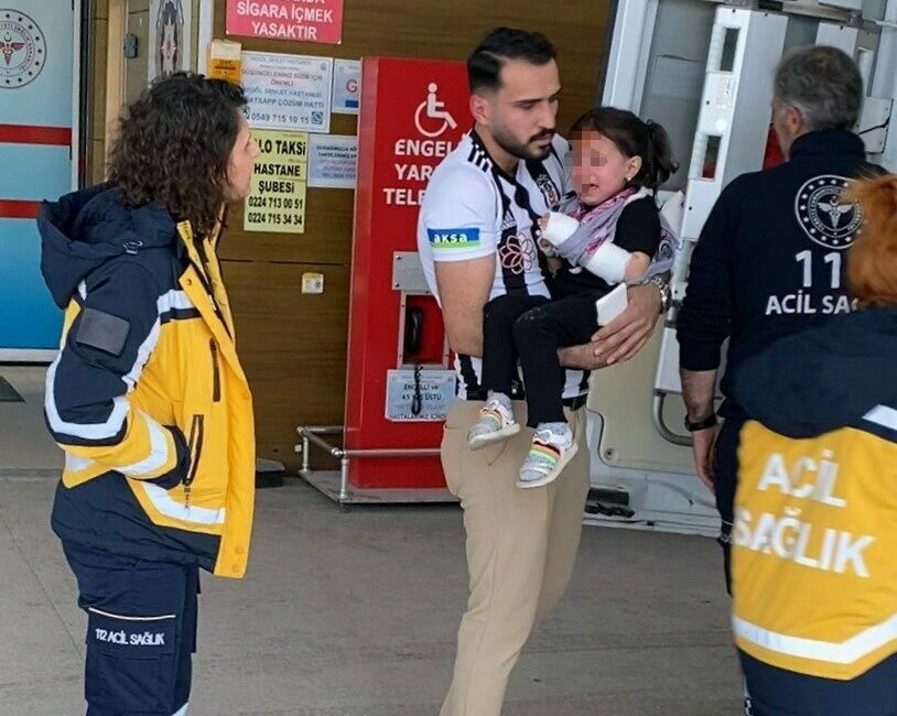 Balkondan düşen çocuk ağır yaralandı Bursa’nın İnegöl ilçesinde balkondan düşen 3 yaşındaki çocuk ağır yaralandı.