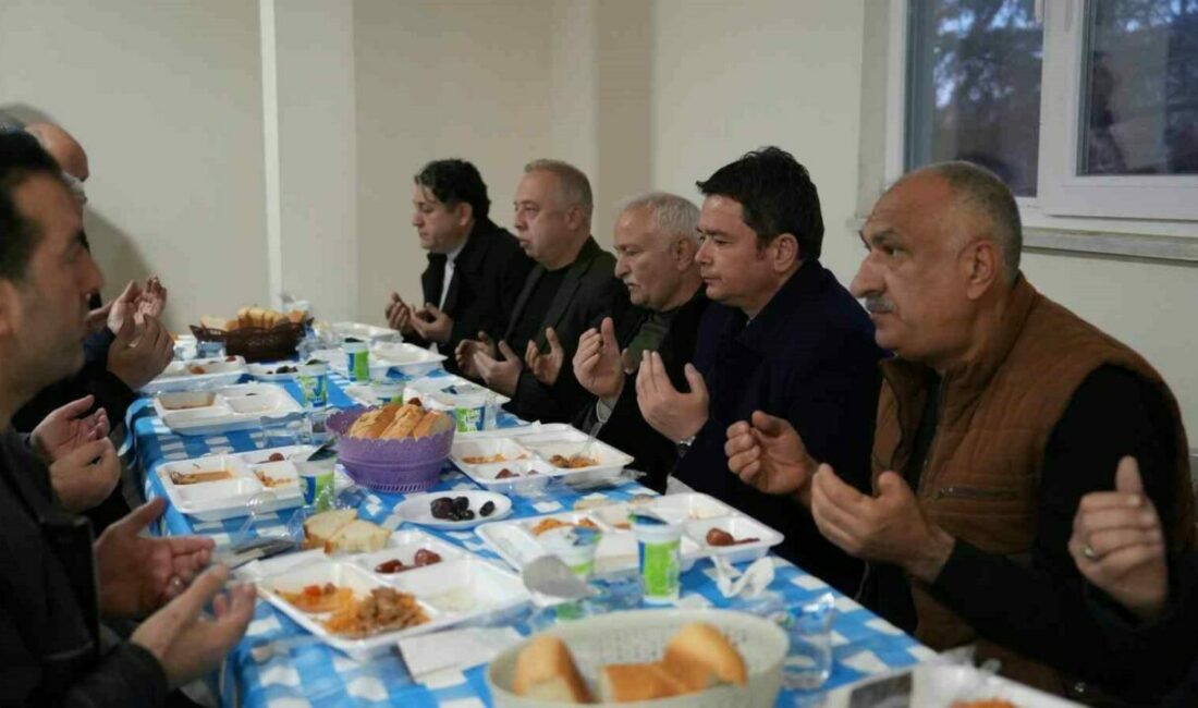 Başkan Aydın vatandaşlarla iftar yaptı Osmangazi Belediye Başkanı Erkan Aydın, Güneybudaklar Mahallesi’nde düzenlenen iftar programına