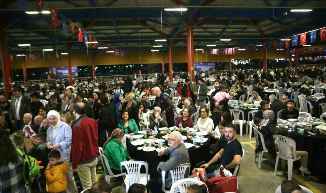 Bursa Büyükşehir Belediyesi’nin Hamitler Mahallesi’nde düzenlediği iftar programında vatandaşlarla bir