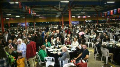 Bursa Büyükşehir Belediyesi’nin Hamitler Mahallesi’nde düzenlediği iftar programında vatandaşlarla bir