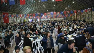 Bursa Büyükşehir Belediyesi’nin Mudanya’da düzenlediği iftar programında yaklaşık 2500 kişi