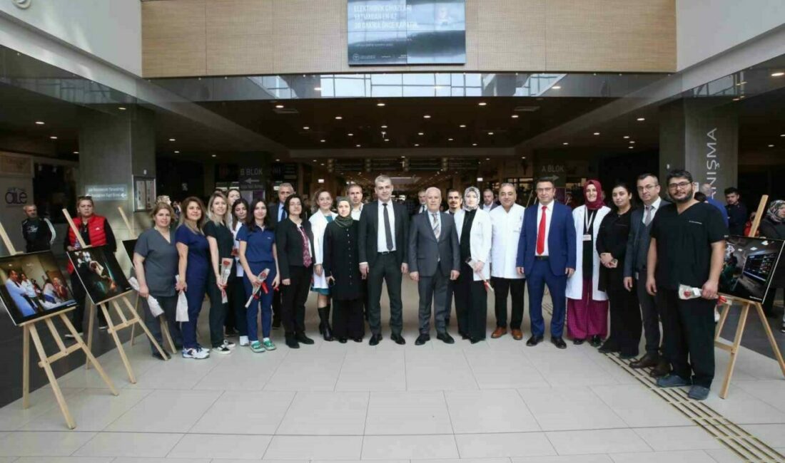 Başkan Bozbey’den doktorlara anlamlı ziyaret Bursa Büyükşehir Belediye Başkanı Mustafa Bozbey, Bursa Şehir Hastanesi’ni ziyaret