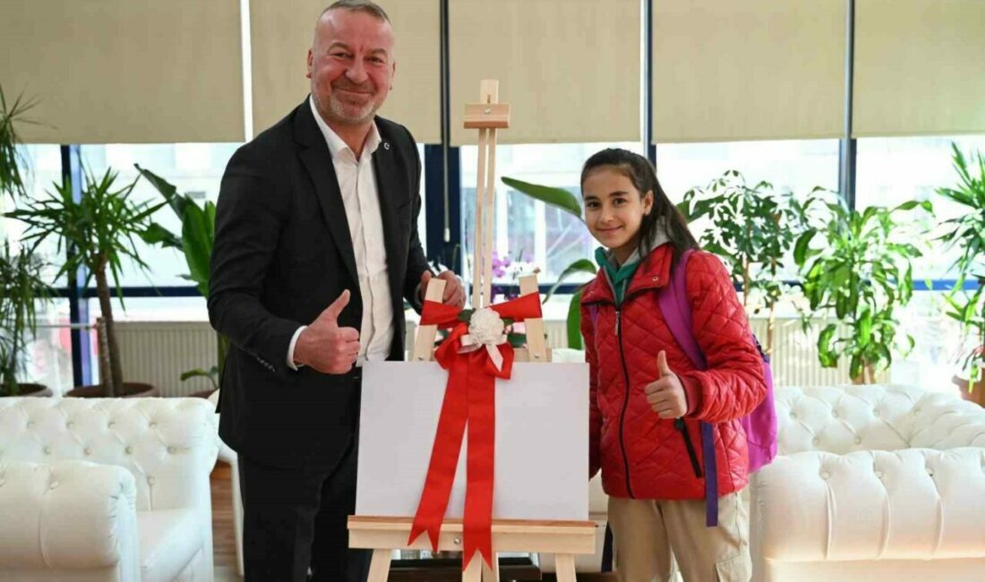 Başkan Karabatı’dan başarılı öğrenciye anlamlı hediye Karacabey Şehit Serkan Şahin Ortaokulu’nun 7. sınıf öğrencisi Hazal Emergen,