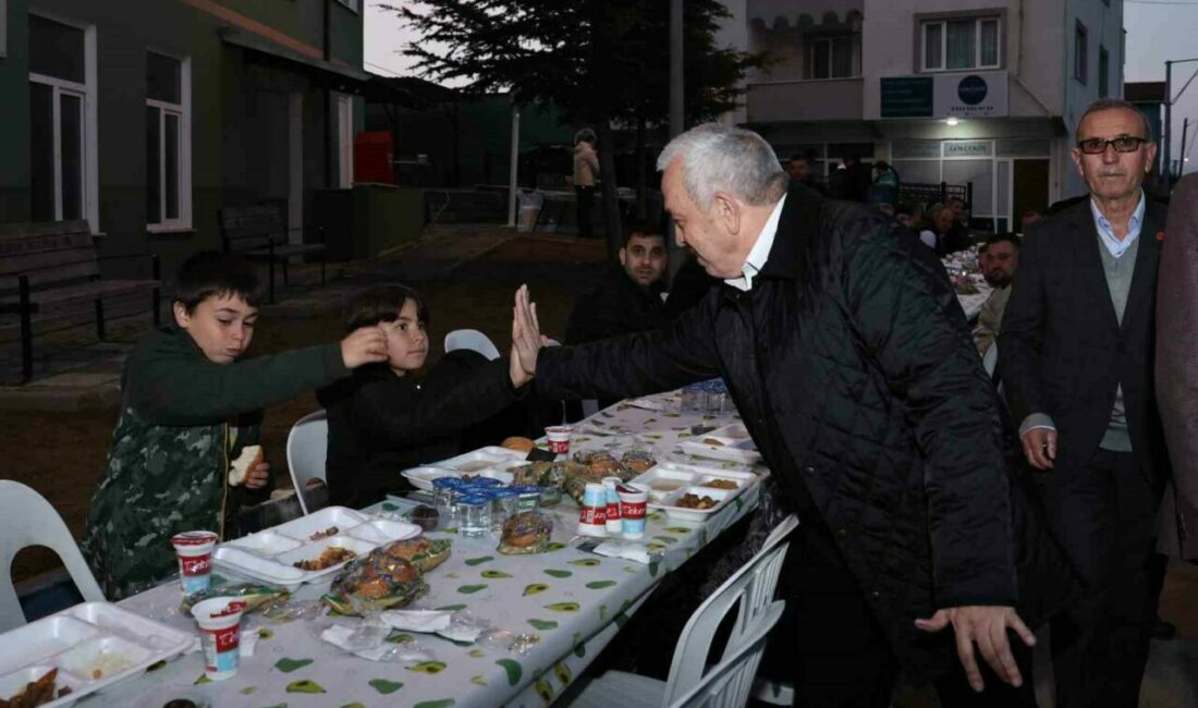 Nilüfer Belediye Başkanı Şadi Özdemir, Gökçe Mahallesi’nde düzenlenen iftar yemeğine