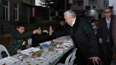 Nilüfer Belediye Başkanı Şadi Özdemir, Gökçe Mahallesi’nde düzenlenen iftar yemeğine