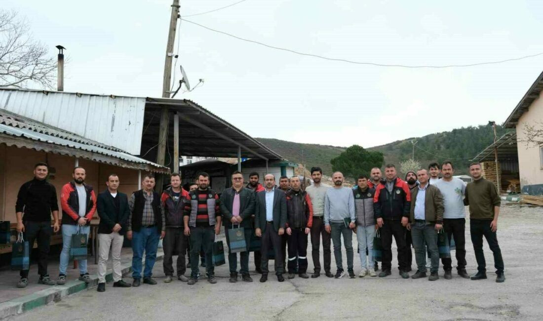Başkan Tayır, belediye personeliyle bayramlaştı Orhaneli Belediye Başkanı Ali Osman Tayır, Ramazan Bayramı öncesinde belediye