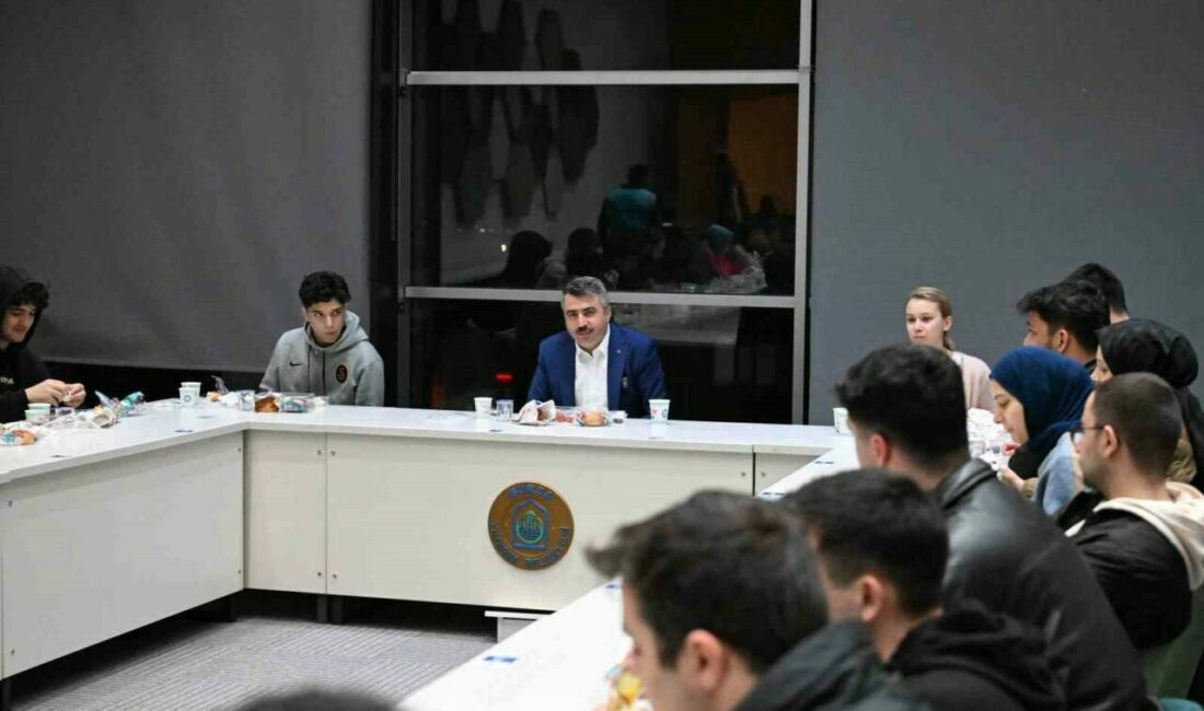 Başkan Yılmaz sahurda gençleri ağırladı Yıldırım Belediye Başkanı Oktay Yılmaz, Mümine Şeremet Uyumayan Kütüphanesi’nde düzenlenen