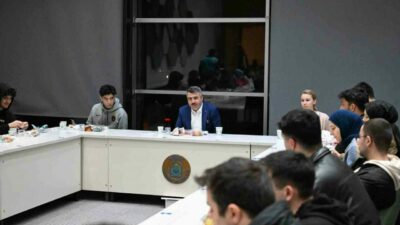 Yıldırım Belediye Başkanı Oktay Yılmaz, Mümine Şeremet Uyumayan Kütüphanesi’nde düzenlenen