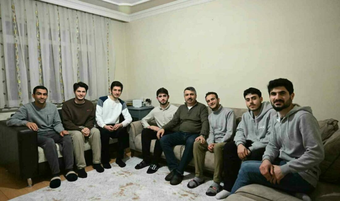 Başkan Yılmaz sahuru gençlerle yaptı Yıldırım Belediye Başkanı Oktay Yılmaz, Bursa Teknik Üniversitesi’nde okuyan mühendis