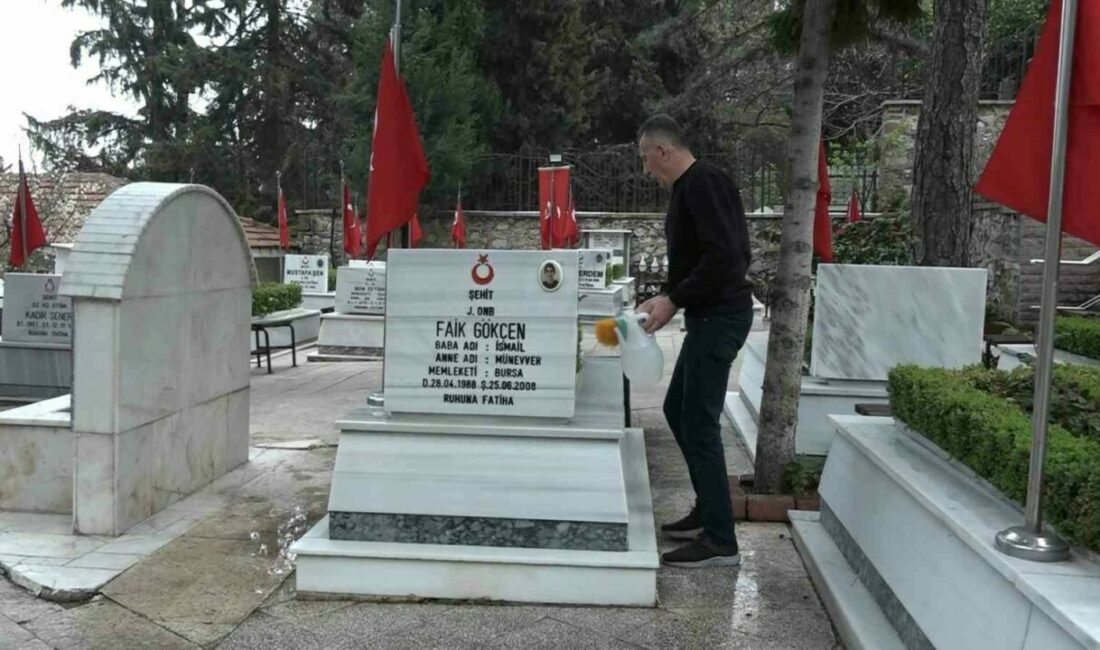 Bayram öncesi, şehitlikte hüzün Bursa’da Ramazan Bayramı öncesinde Pınarbaşı ve Hamitler şehitliklerine gelen aileler