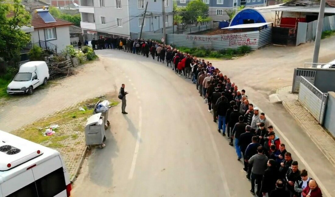 Bayramlaşma kuyruğu 1 kilometreyi buldu Bursa İnegöl’de Cerrah Mahallesi sakinleri, geleneksel hale gelen toplu bayramlaşma