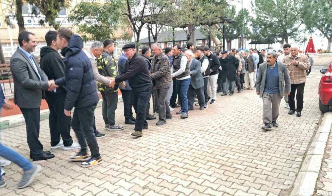 Bayramlaşma kuyruğunun sonu görünmedi Bursa’nın İznik ilçesinde bayram namazından çıkan vatandaşların oluşturduğu bayramlaşma merasiminde