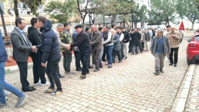Bursa’nın İznik ilçesinde bayram namazından çıkan vatandaşların oluşturduğu bayramlaşma merasiminde