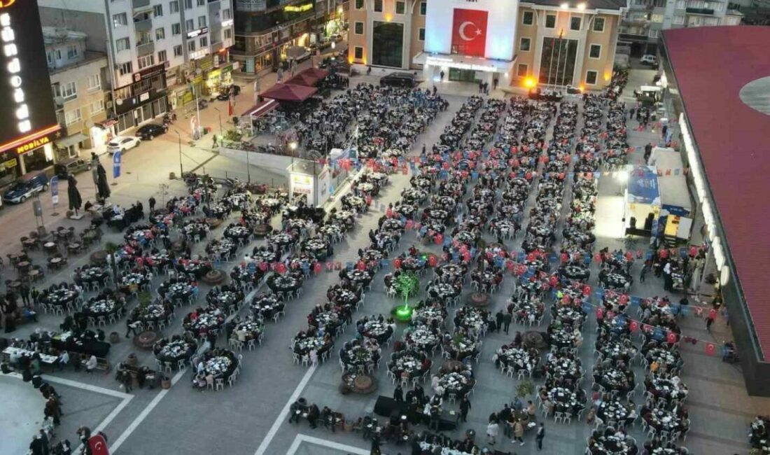 Binlerce kişi, aynı sofra etrafında buluştu Bursa Büyükşehir Belediyesi tarafından Mustafakemalpaşa’da yaklaşık 3 bin kişinin katılımıyla