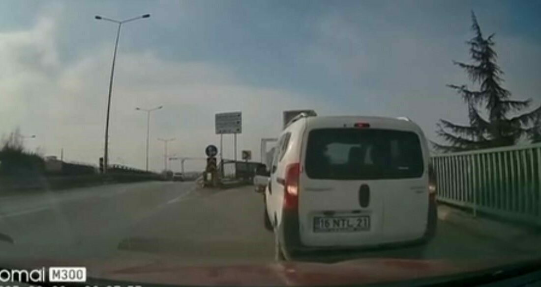 Bursa’da hafif ticari araç, yolu kaçırınca arkasına bakmadan geri manevra