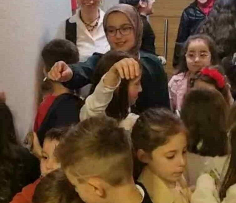 Bir yetişkin 20 çocuk kapı kapı bayramlaştı Bursa’da bir sitede her bayram olduğu gibi bir yetişkinle beraber