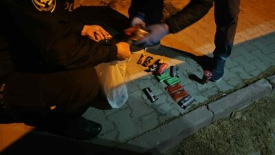 Bursa’nın İnegöl ilçesinde büfeye girerek hırsızlık yapan 3 şahıstan 2’si
